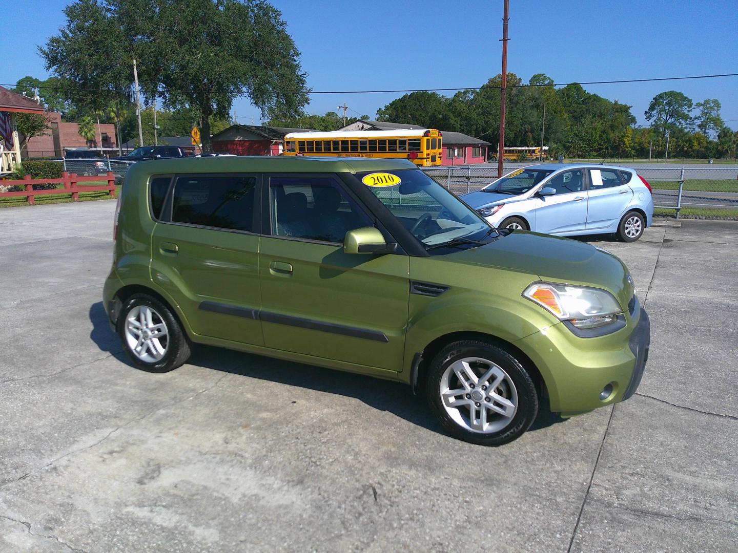 2010 SILVER KIA SOUL BASE; SPORT; + (KNDJT2A25A7) , located at 1200 Cassat Avenue, Jacksonville, FL, 32205, (904) 695-1885, 30.302404, -81.731033 - Photo#2